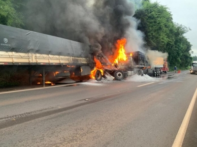 Motorista de 23 anos morre após bater veículo na traseira de carreta que era conduzida pelo pai