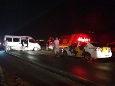 Motorista de van morre após bater em caminhão