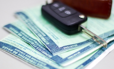 Licenciamento de veículos com placas final 4 vence no final deste mês