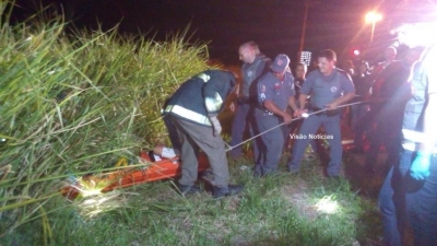 Fusca capota na via expressa e cai em ribanceira
