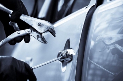 Ladrões furtam dois veículos da frente de residências em Marília