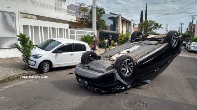 Carro capota após colisão em Marília