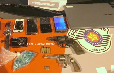 PM apreende droga, arma e joias. Três são presos em flagrante