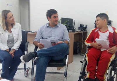 Aluno com necessidades especiais apresenta sua autobiografia