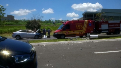 Carro derruba poste após colisão na zona norte