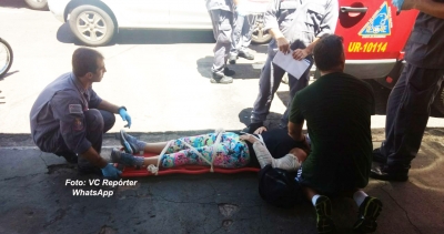 Motorista perde o controle, atinge carros e acaba ferida