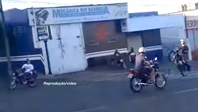 Grupo é flagrado empinando motos em cidade da região