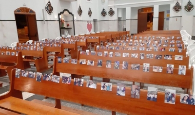 Paróquia de cidade da região coloca fotos de fiéis em bancos para celebrar missa