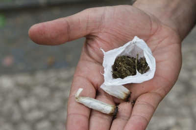 Criança é flagrada fumando maconha em escola