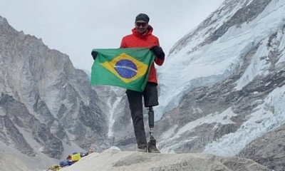 Brasileiro chega à base do Everest após vencer câncer 5 vezes e amputar perna
