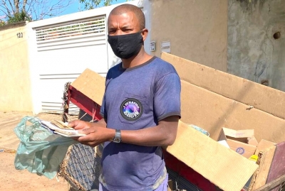 Catador de reciclagem encontra dinheiro no lixo e devolve à família