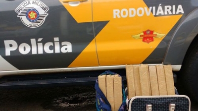 Moça é presa com 15 kg de maconha em ônibus
