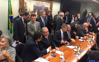 PMDB oficializa rompimento com governo Dilma