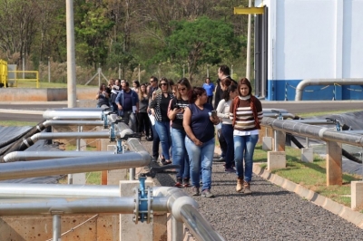 Prefeitura leva professores para conhecer obra do esgoto