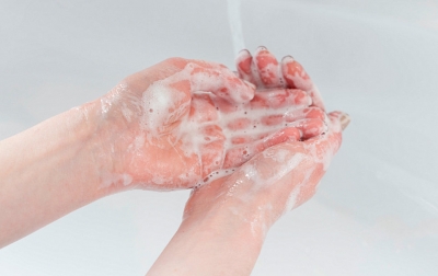 Álcool em gel pode ajudar a combater o coronavírus, mas não substitui água e sabão