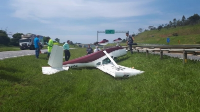 Monomotor faz pouso forçado e atinge carro em São Paulo