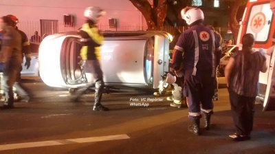 Carro capota na avenida Vicente Ferreira