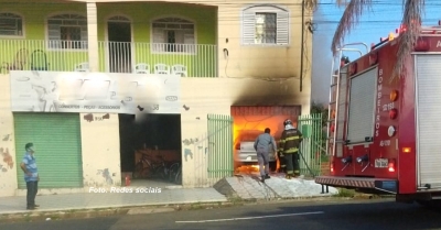 Carro fica destruído durante incêndio na zona norte de Marília