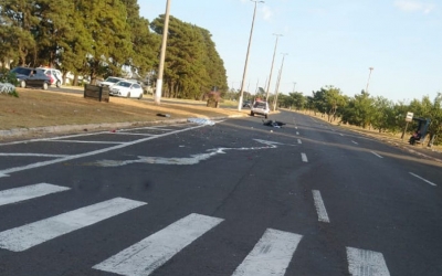 Motociclista que atropelou pedestre permanece em estado grave