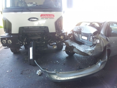 Pai e três filhos ficam feridos em acidente