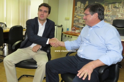 Prefeito Vinicius sanciona Plano de Carreira, proíbe horas extras e exonera secretários