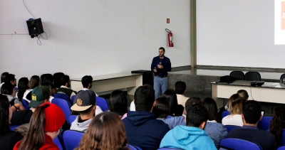 Egresso do Programa de Aprimoramento Veterinário traz conceitos de sepse para acadêmicos