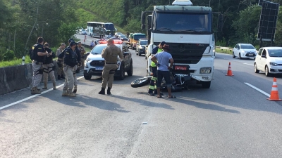 Caminhoneiro atropela casal e arrasta moto por 32 quilômetros