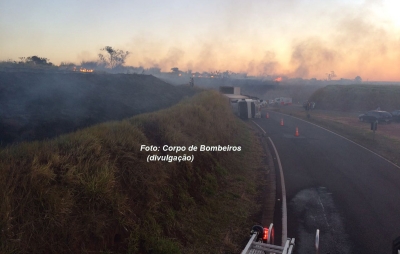 Carreta quase é atingida por fogo após tombar