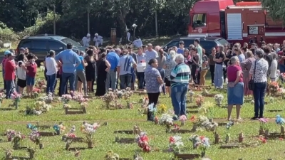 Corpo de bebê de um ano atacado por pitbull da família é enterrado em clima de muita comoção