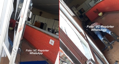 Homem invade Prefeitura, quebra vidro e dorme no sofá. Acabou preso