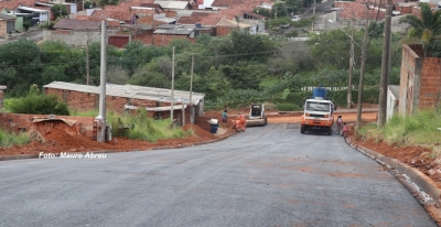 Parque dos Ipês: Prefeitura finaliza pavimentação e inicia terraplanagem no Teotônio Villela
