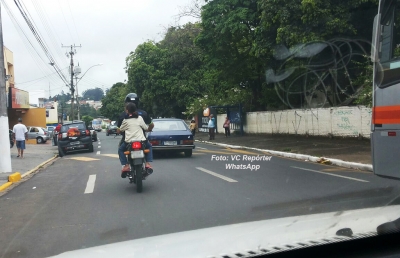 Motociclista transporta criança sem capacete