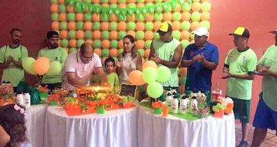 Menino de 4 anos faz homenagem à coletores de lixo na sua festa de aniversário