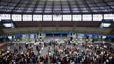 Famílias velam corpos de vítimas de massacre em ginásio de Suzano