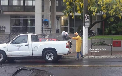 Prefeitura retira lixo no Paço Municipal