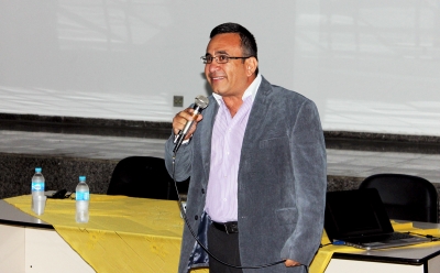 Curso de Farmácia recebe o venezuelano Dr. Aléxis Morales em palestra sobre atenção farmacêutica