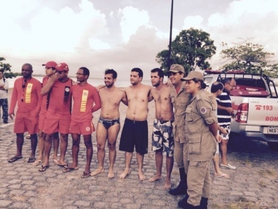 Estudantes são encontrados após 12h à deriva em caiaque