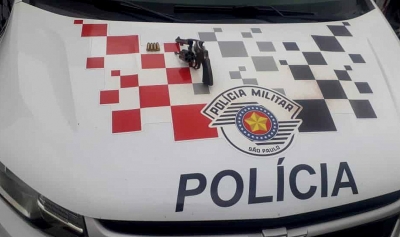 Após perseguição, homem abandona carro e arma