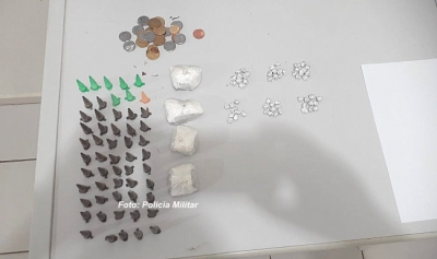 Após denúncias, rapaz é preso pela PM com porções de drogas