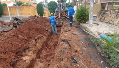 DAEM faz substituição de rede de água na rua Tomás Mascaro