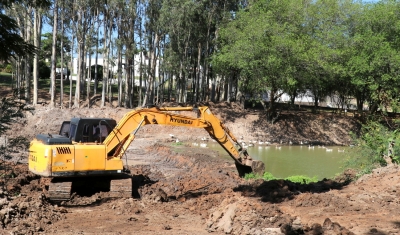 Prefeitura e Associação de Moradores fazem  limpeza no lago do Jardim Aquarius