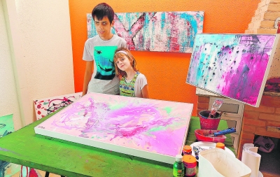 Menina vende quadros pra pagar transplante de córnea do amigo