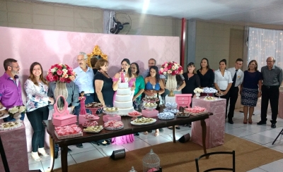 Jornalista faz festa para comemorar aniversário de jornal e programa de TV