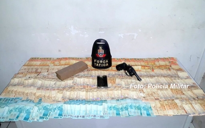 Rapaz é detido com muito dinheiro, droga e arma na zona sul