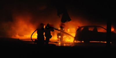 Incêndio em estacionamento destrói três carros e uma moto