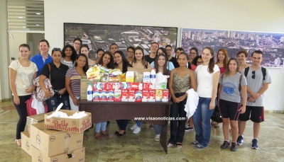 Alunos da Unimar participam de Trote Solidário levando atendimento à entidades