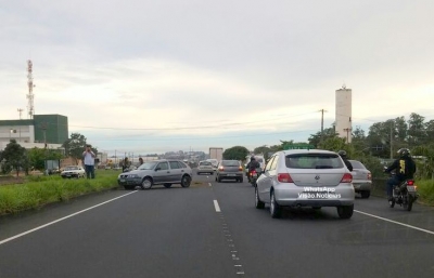 Mulher tem crise nervosa após acidente na rodovia