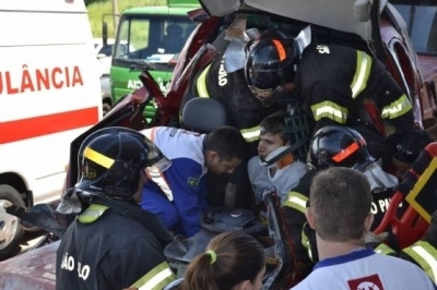 Vítima resgatada do carro prensando homenageia Bombeiros