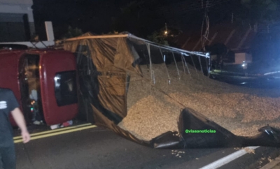 Caminhão com amendoim tomba na via expressa e deixa parte de Pompeia sem energia 