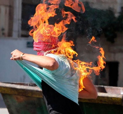 Manifestante ateia fogo no próprio corpo acidentalmente em protesto 